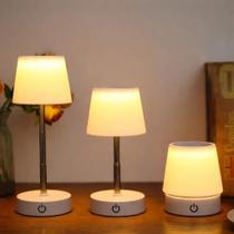 Luminária LED de Aço Retrátil Recarregável: Luz Neutra e Ajuste de Foco Luminária LED de Aço Retrátil Recarregável: Luz Neutra e Ajuste de Foco