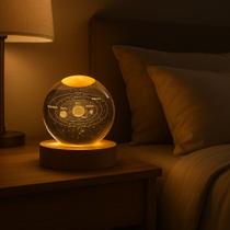Luminária Mesa Bola 3D de Cristal Planeta Galáxia Sistema Solar LED Base Madeira Enfeite Decorativo