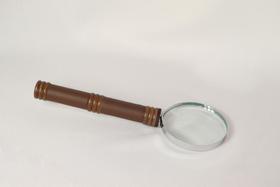 Lupa de Aumento Decorativa Cabo em Recouro Marrom Detalhes em Madeira Nogueira Goods BR