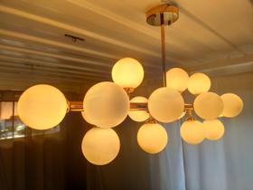 Lustre pendente de bola de vidro branca retangular dourado 16 lâmpadas jabuti