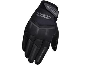 Luva Moto FIT X11 Proteção Frio Com Função Touch Screen - dedo indicador manuseia celular