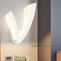 Luz de parede LED acrílica moderna em forma de V 8W para quarto doméstico