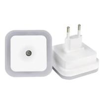 Luz noturna led com sensor automático para tomada quarto infantil econômica bivolt branca