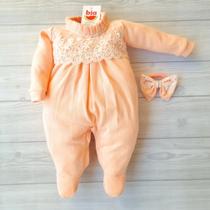 Macacão bebê menina Olívia rendado com pérolas macio e confortável Macacão bebê menina Olívia rendado com pérolas macio e confortável