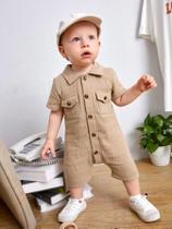 Macacão Casual de Verão para Bebê - Manga Curta, Cáqui, com Bolso Macacão Casual de Verão para Bebê - Manga Curta, Cáqui, com Bolso
