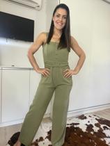 Macacão com detalhes na alça e botons na frente