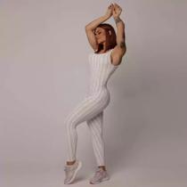 Macacão confort comum jacquard crochet cappuccino