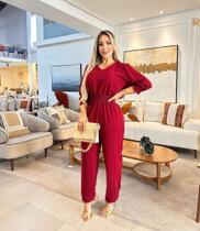 Macacão crepe duna vinho veste até o G Macacão crepe duna vinho veste até o G