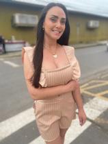 Macacão curto feminino, nude com listras douradas e mangas com detalhe em babado Macacão curto feminino, nude com listras douradas e mangas com detalhe em babado