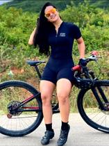 Macacão de Ciclismo Feminino Proteção UV50+ e antibacteriana para uso em qualquer época do ano.