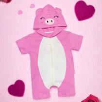 Macacão Infantil Curto Com Capuz Bordado Porquinha Rosa Macacão Infantil Curto Com Capuz Bordado Porquinha Rosa