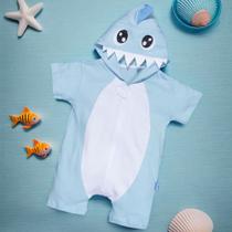 Macacão Infantil Curto com Capuz Bordado Tubarão Azul Claro Macacão Infantil Curto com Capuz Bordado Tubarão Azul Claro