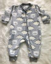 Macacão longo fleece cinza com estampa nuvem