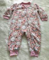 Macacão longo fleece rosa com estampa nuvem e arco íris Macacão longo fleece rosa com estampa nuvem e arco íris