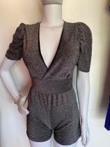 Macacão Luréx Curto Decote V Paete Macacão Luréx Curto Decote V Paete