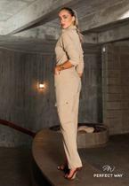 Macacão mom decote v e ziper na frente na Cor camurça Tam M