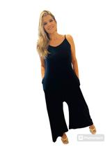 Macacão pantalona com bolço e regulagem nas costas Macacão pantalona com bolço e regulagem nas costas