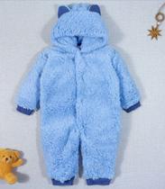 Macacão para bebê de pelucia teddy com capuz azul claro