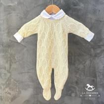 Macacão Tricot Amarelo Trançado Losango e Body Gola Nuvem Macacão Tricot Amarelo Trançado Losango e Body Gola Nuvem