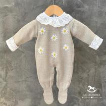 Macacão Tricot Bege c/ Bordado Margaridas e Body c/ Gola Laise