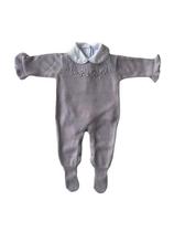 Macacão Tricot Lilás com Body - Flores Rococó e Pérolas