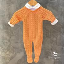 Macacão Tricot Trança Laranja e Body c/ Gola Bordado Flor e Pérola Macacão Tricot Trança Laranja e Body c/ Gola Bordado Flor e Pérola