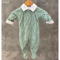 Macacão Tricot Trança Verde c/ Body Gola Bordada Macacão Tricot Trança Verde c/ Body Gola Bordada