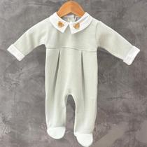 Macacão Verde Bordado de Ursinho - Malha Tricotada Macacão Verde Bordado de Ursinho - Malha Tricotada