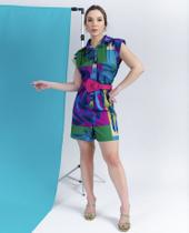 Macaquinho com gola e botões e cinto modelo verão