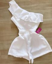 Macaquinho feminino na cor branco com apenas uma alça com detalhes de franja TAM G