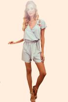 Macaquinho Lado Avesso Jeans Com Bordado Floral Azul