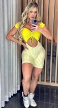 Macaquinho Listrado Amarelo e Top Amarelo com Zero Transparência Macaquinho Listrado Amarelo e Top Amarelo com Zero Transparência