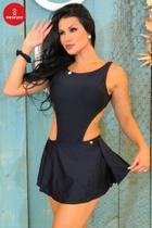 Maio engana mamãe com sainha sobreposta