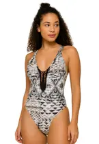 Maiô Feminino Fechado com Tiras Nas Costas e Com Bojo Decote Delicadamente Detalhado