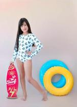 Maiô Infantil, Feminino, Manga Longa, na cor: Branca com Estampa em Borboleta, na Lycra.