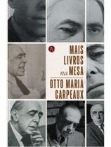 Mais livros na mesa