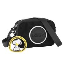 Mala Esportiva Snoopy em Poliéster Resistente Estampa Exclusiva, Alça Transversal e Carona, Bolsos com Zíper Ideal para Viagem e Academia Mala Esportiva Snoopy em Poliéster Resistente Estampa Exclusiva, Alça Transversal e Carona, Bolsos com Zíper Ideal para Viagem e Academia