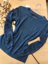 Malha rendada na manga com pérola