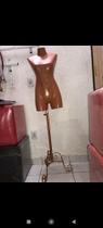 Manequim de fibra com pedestal rosê fosco