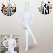 Manequim feminino (Pose sentada N.38/40) Mão na cintura na cor branco.