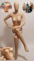 Manequim feminino (Pose sentada na cor bege N.38/40) Mão na cintura cabeça ovo.