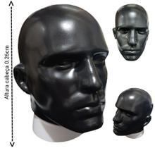 Manequim masculino adulto (cabeça moldada) na cor preto + suporte na cor branco.