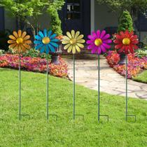 Manortang 5 peças de cataventos metálicos coloridos em formato de flores para jardim, pequenas margaridas giratórias, moinho de vento de 27" para decoração de quintal, enfeites para gramado e área externa, arte metálica para jardim, presente de decoração para o Dia dos Namorados Manortang 5 peças de cataventos metálicos coloridos em formato de flores para jardim, pequenas margaridas giratórias, moinho de vento de 27" para decoração de quintal, enfeites para gramado e área externa, arte metálica para jardim, presente de decoração para o Dia dos Namorados
