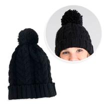 Mantenha-se quente e com estilo neste inverno com a nossa touca de frio com pompom preta. Feita de lã tricotada macia e