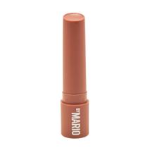 Maquiagem com sérum labial de Mario MoistureGlow Plumping Mauve Glow