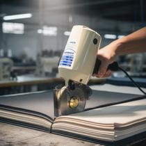 Máquina de Corte de Tecidos Lanmax RC100 100mm Uso Profissional com 2 Discos Extras Máquina de Corte de Tecidos Lanmax RC100 100mm Uso Profissional com 2 Discos Extras