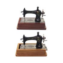 Máquina de costura em miniatura vintage com pano para decoração de casa de bonecas em escala 1/12 Máquina de costura em miniatura vintage com pano para decoração de casa de bonecas em escala 1/12