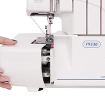 Máquina de Costura Overlock Janome 7933D Doméstica Fechamento de Peças Vestuário Bainha Enrolada Ponto Overlock e Ultralock