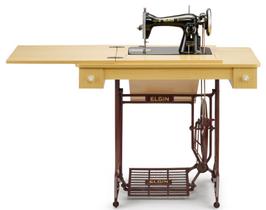 Máquina De Costura Reta Elgin B3 Pretinha Com Móvel E Pedal - Modelo Retrô - Máquina de Pedal