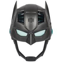 Máscara DC Comics Batman Armor-Up com viseira, sons e luz 4+